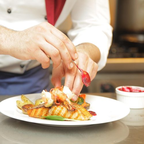 Le chef dressant une assiette