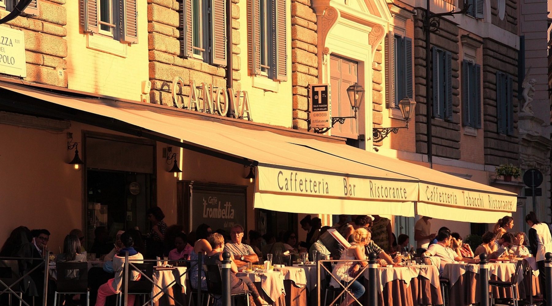 Terrasse ensoleillée sous un store rayé