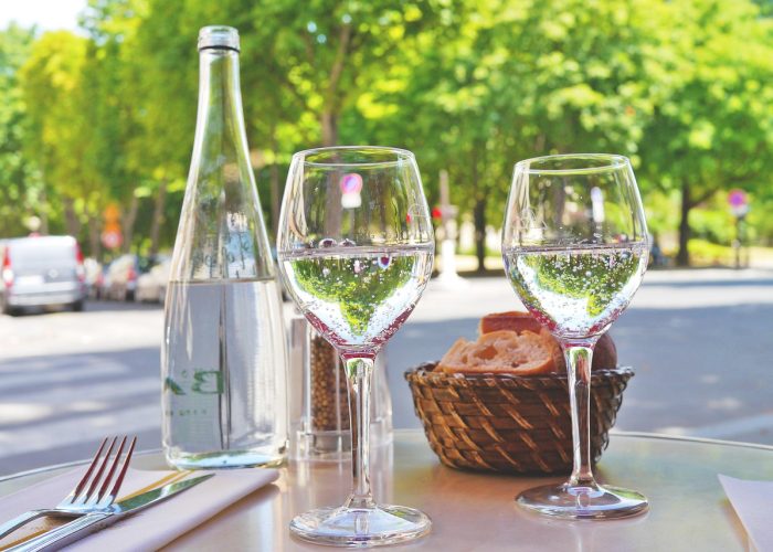 Terrasse ensoleillée à l'heure du déjeuner